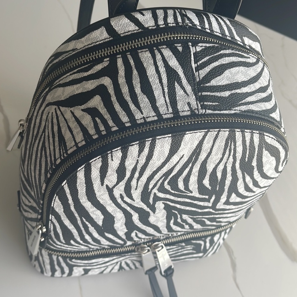 Micheal kors medium backpack - Picture 7 of 17